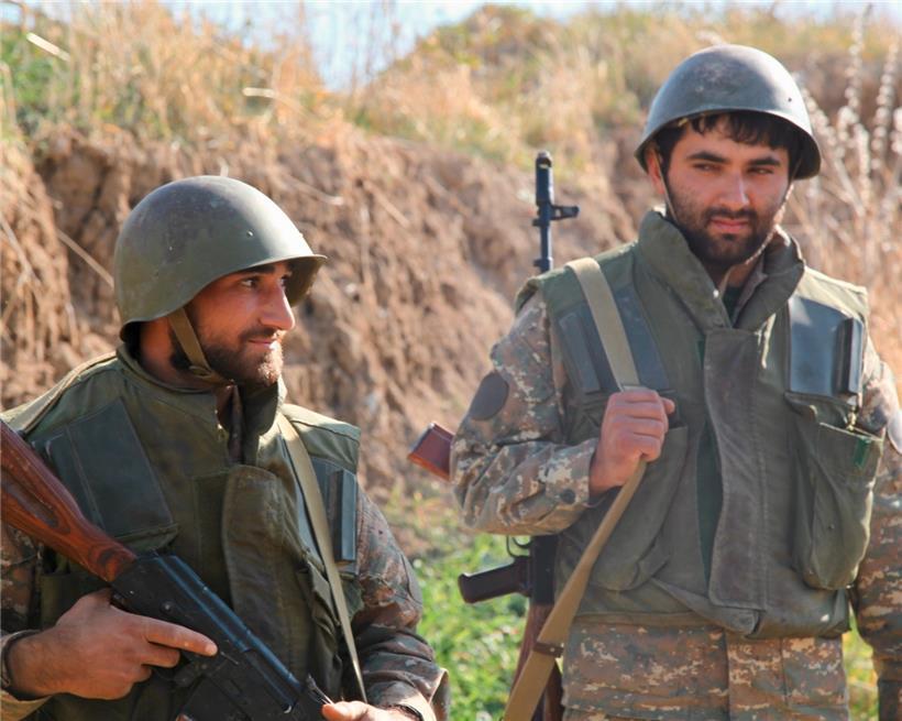 Kaum Glaube an eine politische Lösung: Freiwillige an der Front in Bergkarabach 
