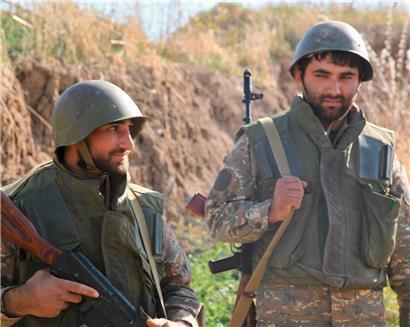 Kaum Glaube an eine politische Lösung: Freiwillige an der Front in Bergkarabach 
