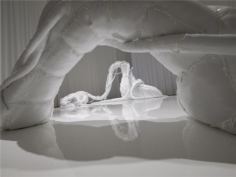 Künstlerische Darstellung, die den vielfältigen Einsatz von Künstlicher Intelligenz in Kunst und Kreativität zeigt.