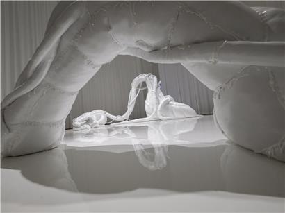 Künstlerische Darstellung, die den vielfältigen Einsatz von Künstlicher Intelligenz in Kunst und Kreativität zeigt.