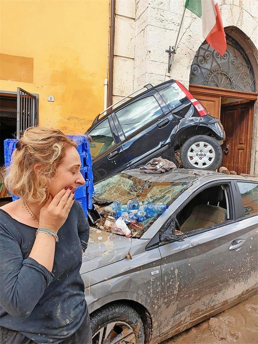 Kaum fassbar: Wie Spielzeug werden die Autos übereinandergestapelt.