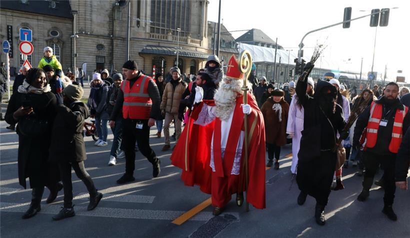 Kaum war der Weihnachtsmann der Tram entstiegen, setzte sich der Menschenzug auc...
