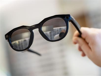 Kaum zu unterscheiden von einer herkömmlichen Brille: eine smarte Datenbrille der Firma Oakley Meta