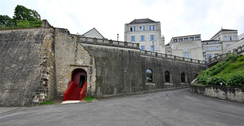 Kaum zu verfehlen: der Eingang zur Krypta unterhalb des Justizpalastes
