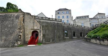 Kaum zu verfehlen: der Eingang zur Krypta unterhalb des Justizpalastes
