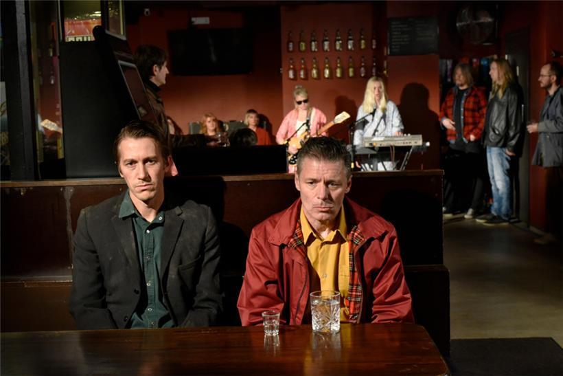 Kaurismäki arrangiert seine Figuren präzise in dem filmischen Raum, lässt ihre Blicke in die Ferne schweifen, sie verweilen dort, träumend; da wird eine ungestillte Sehnsucht, das Verlangen nach etwas mehr spürbar. Hier in „Fallende Blätter“.
