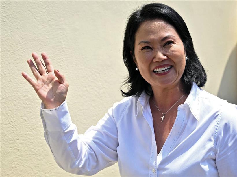 Keiko Fujimori, Präsidentschaftskandidatin von Fuerza Popular, winkt bei Stimmabgabe in Lima am 12. April 2026