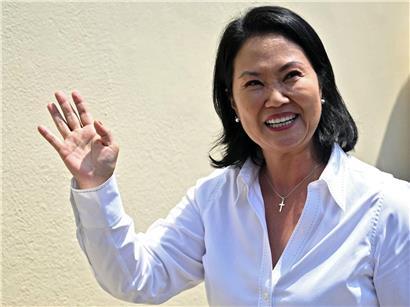 Keiko Fujimori, Präsidentschaftskandidatin von Fuerza Popular, winkt bei Stimmabgabe in Lima am 12. April 2026