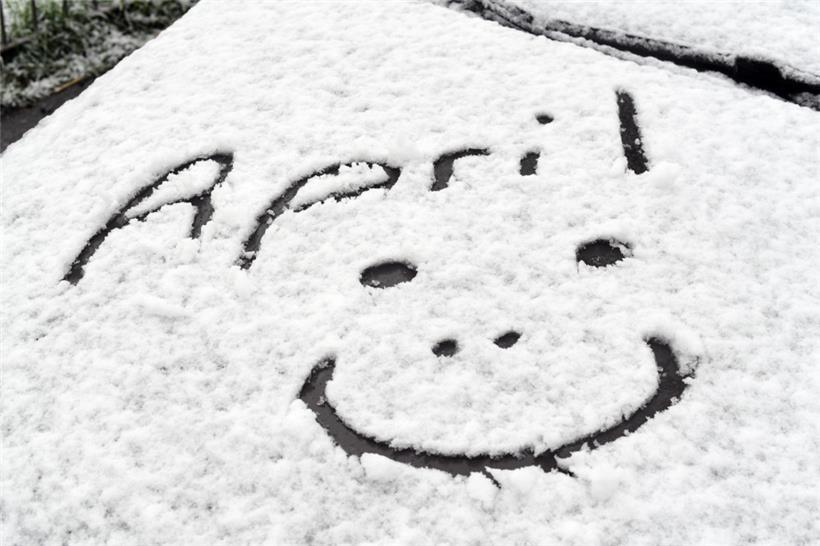 Kein Aprilscherz: Dieses Auto in Luxemburg-Stadt ist am Freitag komplett eingeschneit.
