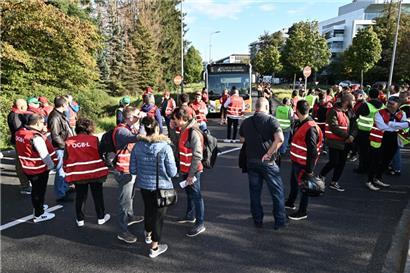 Kein Durchkommen: Der Kreisel am Flughafen war am Freitagmorgen Ort der Protestaktion
