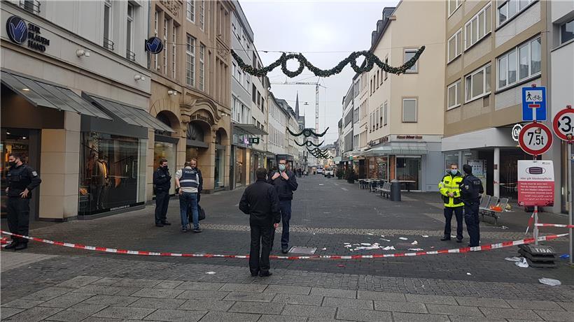Kein Durchkommen: Nach der Todesfahrt durch die Fußgängerzone wird der Bereich streng abgeschirmt
