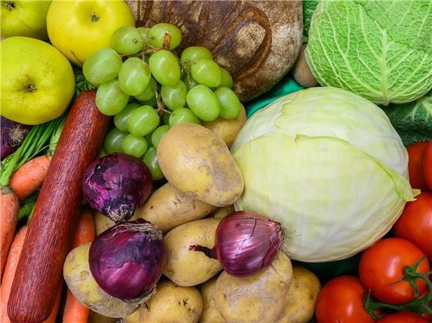 Alt-Tag: Person hält leere Geldbörse vor Obst- und Gemüsestand, SPD plant Aktionsplan gegen hohe Lebensmittelpreise