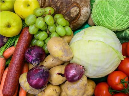 Alt-Tag: Person hält leere Geldbörse vor Obst- und Gemüsestand, SPD plant Aktionsplan gegen hohe Lebensmittelpreise