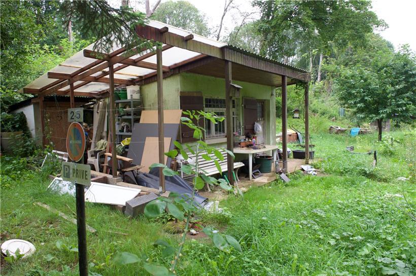 Kein Lichtblick mitten in schönster Natur. Warum hier nicht konsequent von den zuständigen Gemeindediensten durchgegriffen wird, ist eigentlich unverständlich. 
