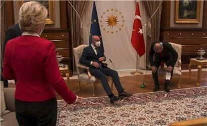 Kein Sessel für die EU-Kommissionspräsidentin: Ursula von der Leyen musste sich auf ein Sofa setzen
