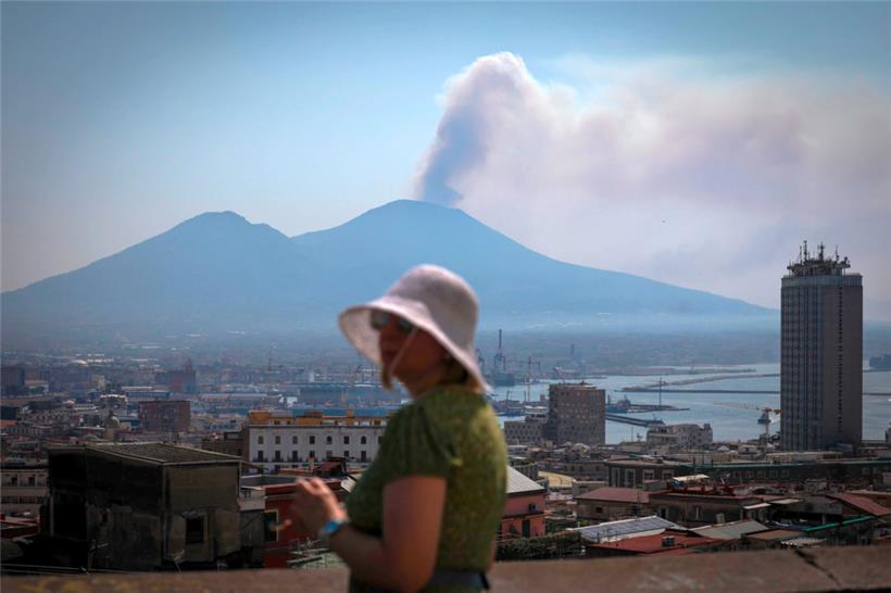 Kein Vulkanausbruch, sondern ein Waldbrand: Asche und Rauch steigen über dem Vesuv bei Neapel auf
