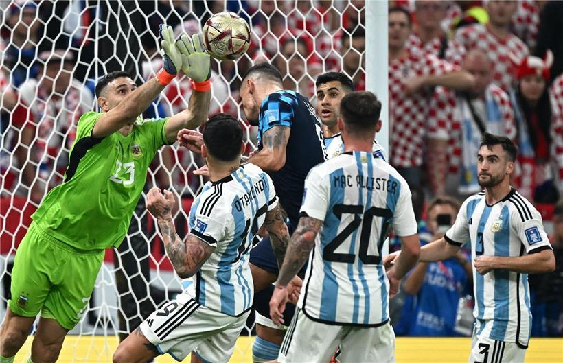 Argentiniens Torwart Emiliano Martinez pariert im WM-Halbfinale 2022 gegen Kroatiens Dejan Lovren in Katar.