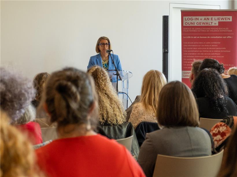 Porträt von Hélène Romano, die über emotionale Entfremdung und das Verlassen toxischer Beziehungen spricht.