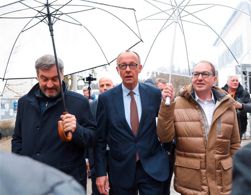 Kein blauweißer Himmel in Bayern: CSU-Chef Markus Söder (l.) und CSU-Landesgruppenchef Alexander Dobrindt (r.) empfangen den Kanzlerkandidaten der Unionsparteien, Friedrich Merz, im Kloster Seeon
