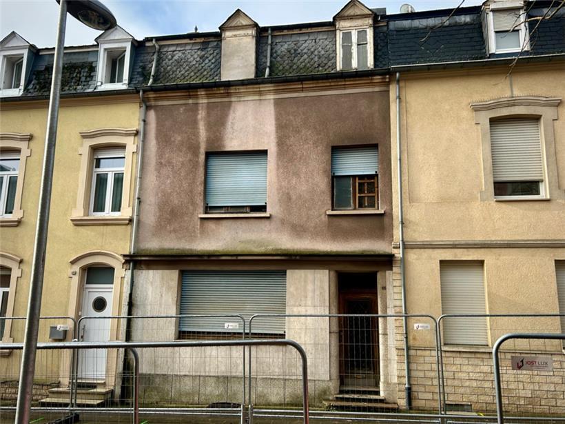 Kein schöner Anblick: Das Haus im Kuelebierg, 65, steht seit mindestens 2018 leer. Offensichtlich beansprucht niemand den Besitz.
