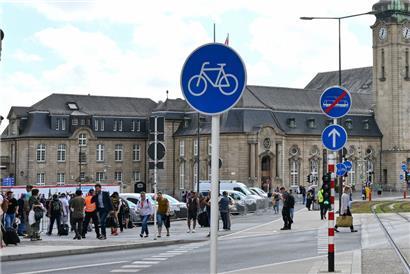 Kein schöner Anblick: Momentan wird der Bahnhofsvorplatz als Parking benutzt
