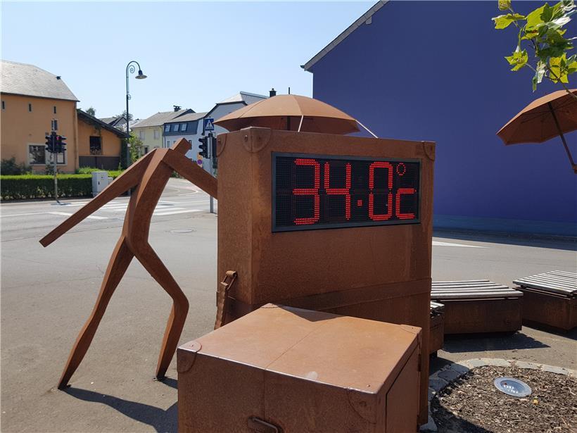 Keine 36, aber immerhin 34 Grad. Und es wird immer heißer: Am Busbahnhof in Keispelt 
