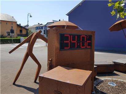 Keine 36, aber immerhin 34 Grad. Und es wird immer heißer: Am Busbahnhof in Keispelt 

