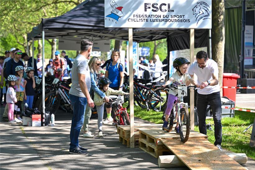 Keine Angst: Diese junge Radfahrerin machte es vor