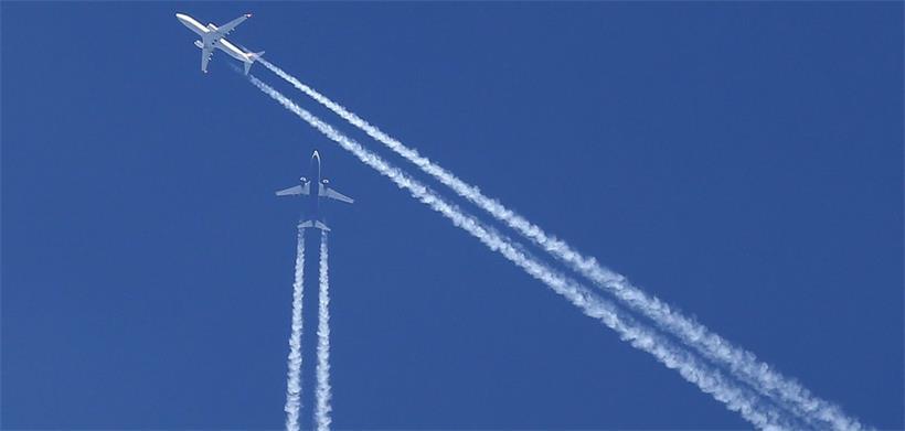 Keine Chemtrails: Tatsächlich handelt es sich bei den weißen Streifen um Kondensstreifen, die je nach Wetterverhältnissen entstehen, wenn Flugzeuge die Atmosphäre in großer Höhe durchqueren.
