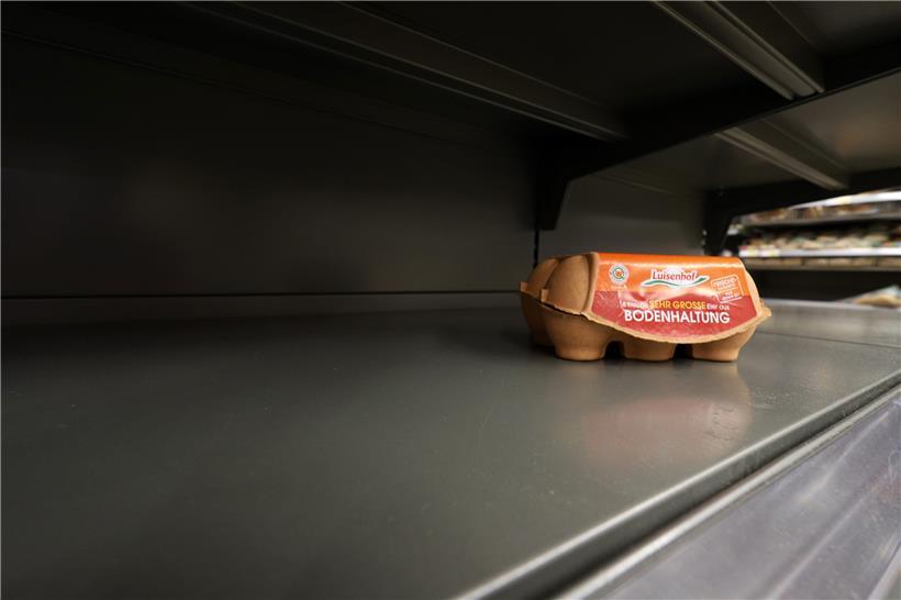 Keine Eier: In einem Regal eines Supermarkts in Deutschland steht nur noch eine Packung mit Eiern. Viele Menschen haben aus Angst vor dem Coronavirus Vorräte angelegt.
