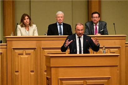 Keine Einsparungen beim Sozialstaat trotz erhöhter Verteidigungsausgaben: Finanzminister Gilles Roth in der Chamber
