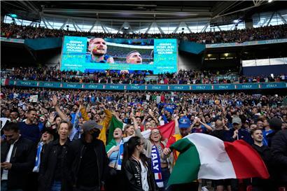 Keine Maske, kein Abstand, keine Hygienemaßnahmen: Im Londoner Wembley-Stadion konnten die Fans ausgelassen feiern
