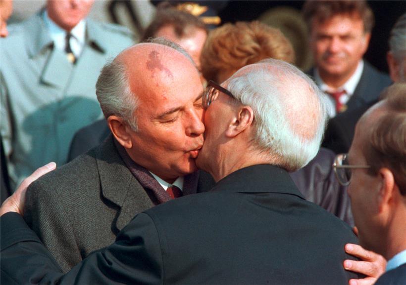 Keine Oktober-Revolution: Der sowjetische Staats- und Parteichef Michail Gorbatschow (l.) wird zu den Feierlichkeiten zum 40-jährigen Staatsjubiläum der DDR in Ost-Berlin von dem Staatsratsvorsitzenden Erich Honecker mit dem traditionellen Bruderkuss begrüßt
