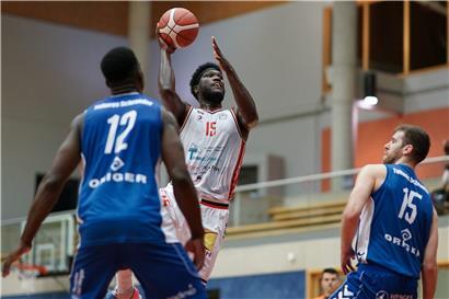 Keine Veränderungen auf den Schlüsselpositionen: Die Arantia Fels macht auch in der Saison 2021/22 mit Trainer Christophe Ney und den Profis Tyrell Sturdivant (Foto, in Weiß) und Duane Johnson weiter
