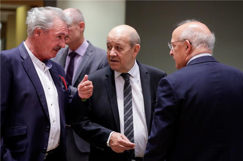 Keine Videokonferenzen mehr: Jean Asselborn und sein französischer Außenminister-Kollege Jean-Yves Le Drian unterhalten sich in Brüssel beim ersten „leibhaftigen“ Treffen nach der Corona-Krise
