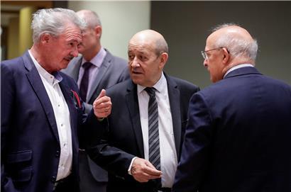 Keine Videokonferenzen mehr: Jean Asselborn und sein französischer Außenminister-Kollege Jean-Yves Le Drian unterhalten sich in Brüssel beim ersten „leibhaftigen“ Treffen nach der Corona-Krise
