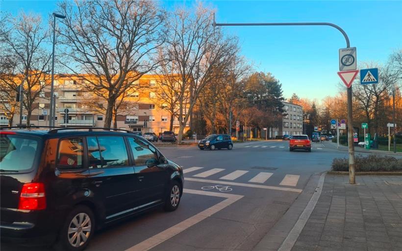 Keine Vorfahrt haben die Verkehrsteilnehmer in der rue Jean-Pierre Michels 
