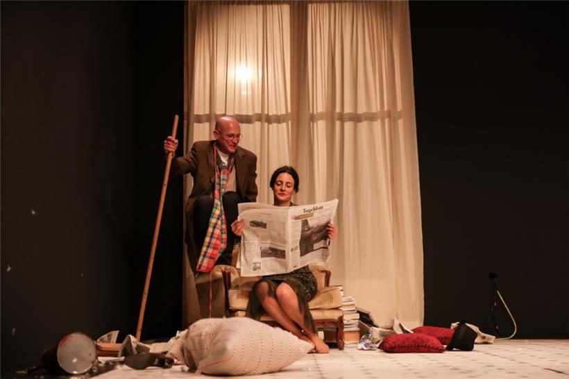 Keine Werbung fürs Tageblatt, sondern Symbol der Verflechtung von Vergangenheit und Gegenwart: Der Hauptmann von Köpenick (Michael Schrodt) und seine Vermieterin Émilie Blum-Bernier (Brigitte Urhausen) jonglieren zwischen Fiktion und (vermeintlicher) Wirklichkeit
