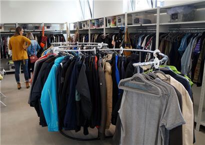 Keine Wühltische oder Ähnliches: die Kleidungsstücke sind allesamt übersichtlich nach Größen geordnet
