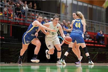 Keine andere Spielerin der LBBL hat ein derartiges Spielverständnis wie Sam Logic (in Weiß)
