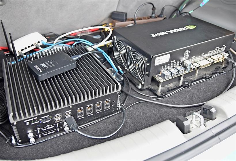 Keine große Sache: Die Technik lässt noch Platz im Kofferraum des recht kleinen Autos
