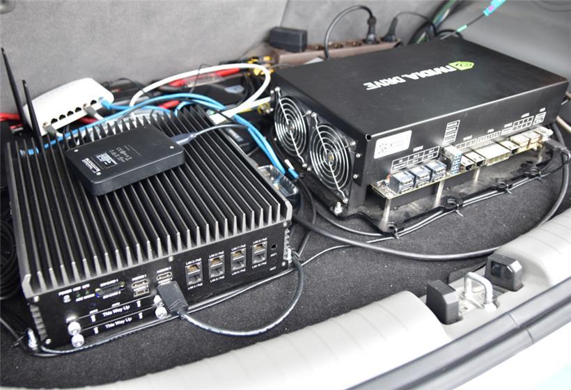 Keine große Sache: Die fürs autonome Fahren notwendigen Computer lassen sogar im Kleinwagen noch jede Menge Platz im Kofferraum
