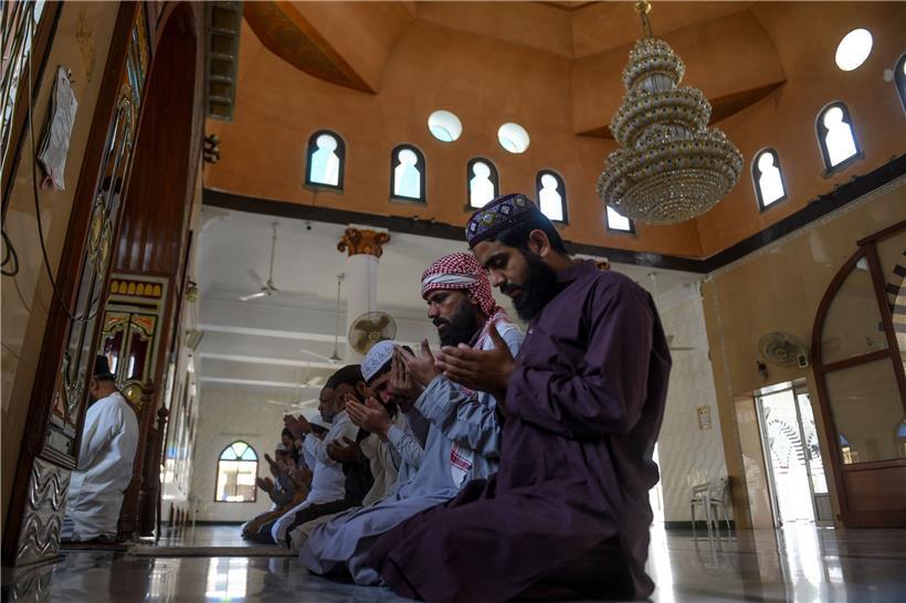 Keine zwei Meter: Gläubige im islamischen Gottesdienst in Karachi am 27. März.
