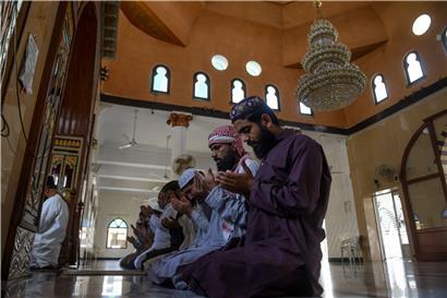 Keine zwei Meter: Gläubige im islamischen Gottesdienst in Karachi am 27. März.
