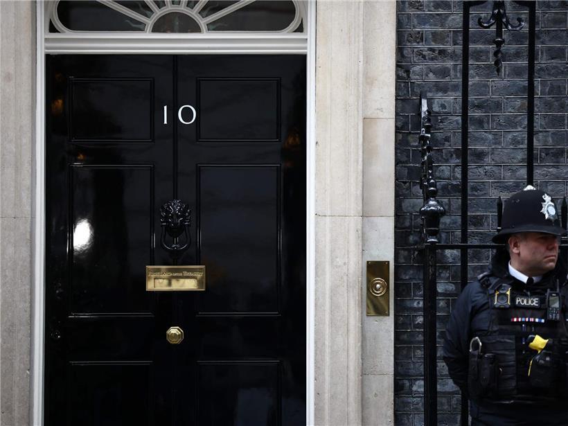 Keir Starmer vor 10 Downing Street, britischer Oppositionsführer bleibt im politischen Zentrum Londons