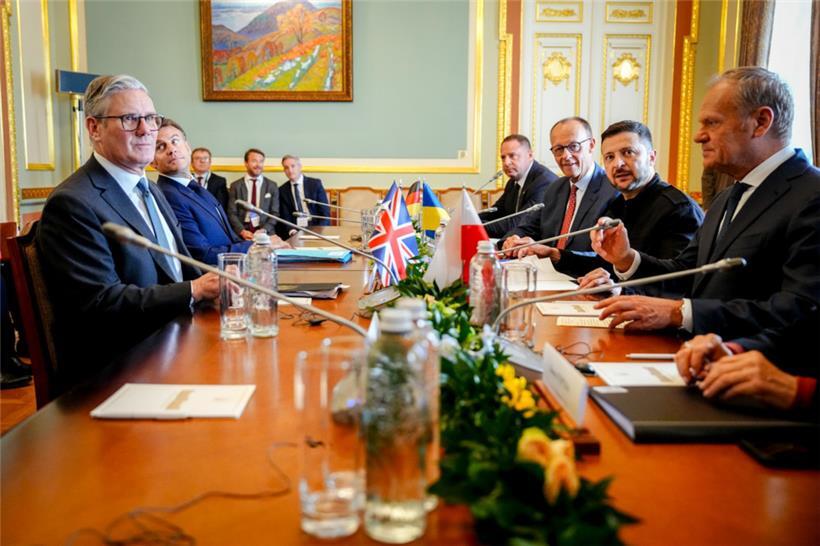 Keir Starmer (l-r), Premierminister von Großbritannien, Frankreichs Präsident Emmanuel Macron Bundeskanzler Friedrich Merz (CDU), Wolodymyr Selenskyj, Präsident der Ukraine, und Donald Tusk, Ministerpräsident von Polen, sitzen im Marienpalast in Kiew zusammen. Die vier Staats- und Regierungschefs wollen in der ukrainischen Hauptstadt den Präsidenten des Landes treffen, um für eine 30-tägige Waffenruhe zu werben
