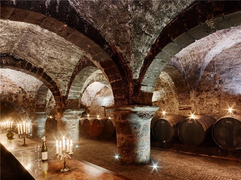 Kellergewölbe der historischen vereinigten Hospitien in Trier mit Steinbögen und Fachwerkwänden