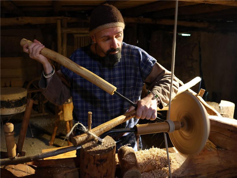 Keltisches Kunsthandwerk mit traditionellen Mustern aus Holz und Metall, handgefertigte dekorative keltische Symbole