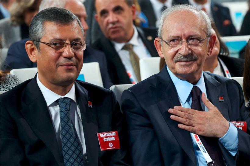 Kemal Kilicdaroglu (r.) wurde durch seinen Herausforderer Özgür Özel an der Spitze der linksnationalistischen CHP ersetzt
