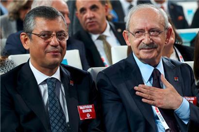 Kemal Kilicdaroglu (r.) wurde durch seinen Herausforderer Özgür Özel an der Spitze der linksnationalistischen CHP ersetzt
